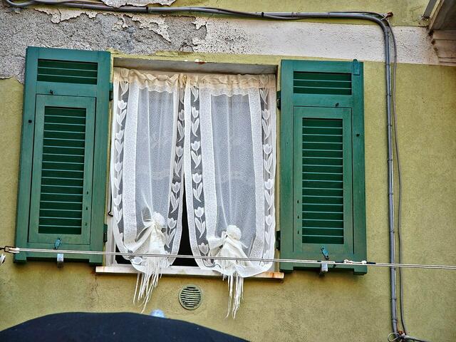 Wer mag dort hinter dem Fenster in Vernazza träumen?