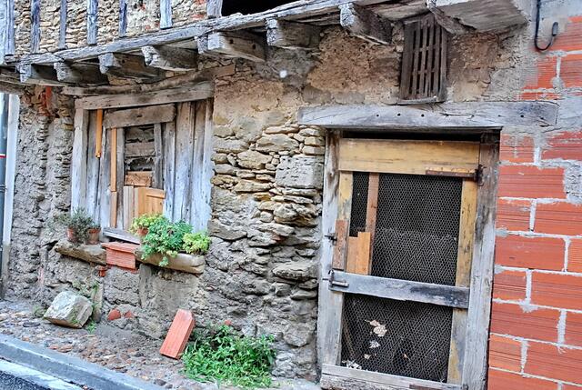 Hier in Caunes-Minervois wohnt tatsächlich jemand in dem Haus ...