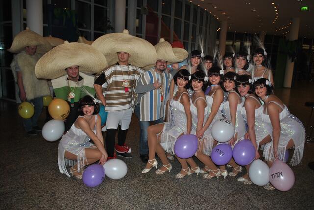 Caballeros mit Sombreros und hübschen Seniorinas