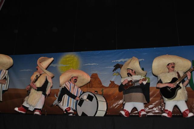 Caramba, diese mexikanische Reisegruppe hat schon wieder den Zug versäumt – kein Wunder bei den Beinen....