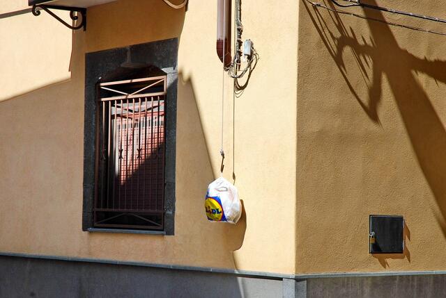 Auf geht es nach Sizilien: Hier wird der Müll neben das Fenster gehängt. Diesen Supermarkt gibt es tatsächlich in Randazzo.