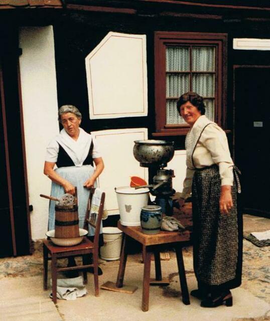 Einweihung des Dorfmuseums Schwabendorf 1984 - Bäuerinnen beim Buttern | Foto: Quelle: Margrit Badouin