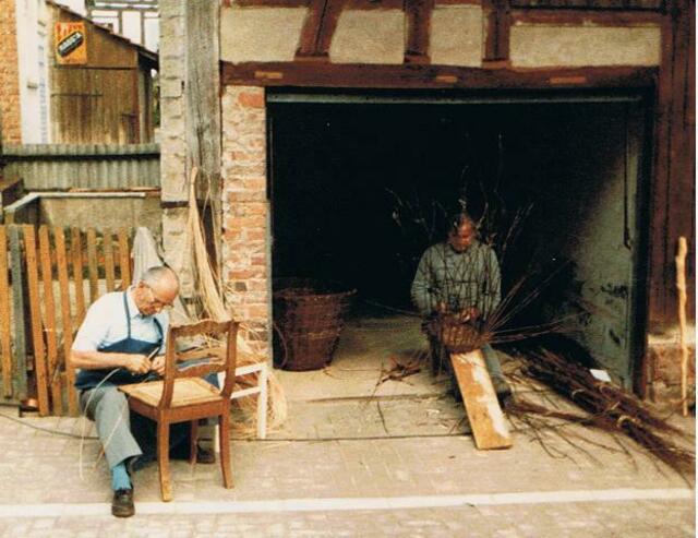 Einweihung des Dorfmuseums Schwabendorf 1984 - Korbflechter und Stuhlmacher | Foto: Quelle: Margrit Lawrenz