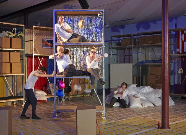 Die einzelnen Wohnungen und Zimmer sind in diesen Rollregalen verankert, die Florian Innerebner hier schiebt. (Foto: Nik Schölzel) | Foto: ©Nik Schölzel