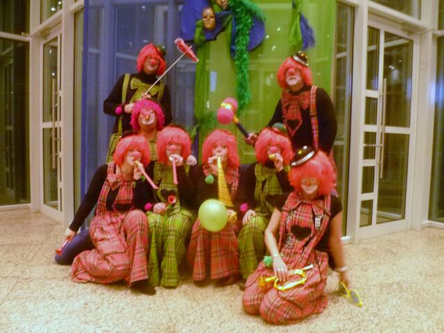 Zu welchem Zirkus gehören diese Clowns?