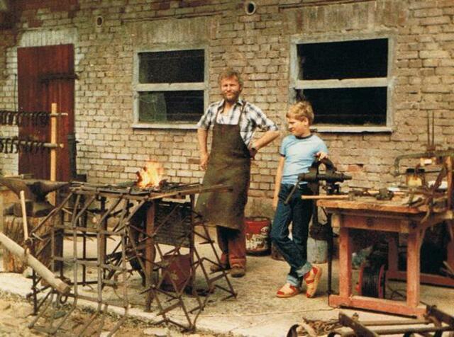 Einweihung des Dorfmuseums Schwabendorf 1984 - Der Hufschmied | Foto: Quelle: Margrit Lawrenz