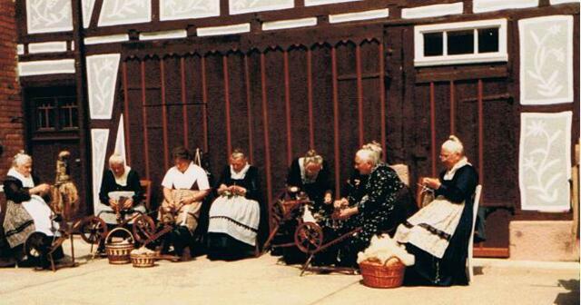 Einweihung des Dorfmuseums Schwabendorf 1984 - Spinnstube in Hessentracht | Foto: Quelle: Margrit Lawrenz
