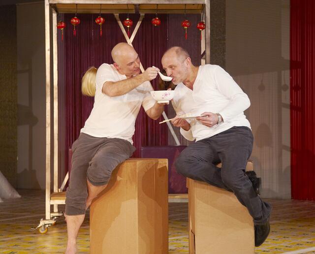 Eva füttert ihre Kollegin und Mitbewohnerin (Martin Herrmann) (Foto: Nik Schölzel) | Foto: ©Nik Schölzel