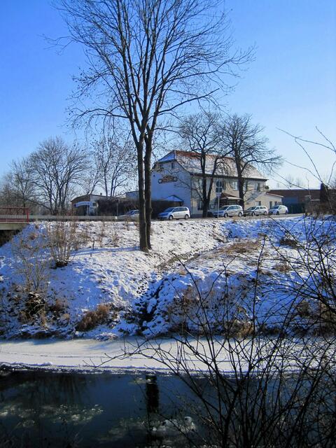 Blick vom Ilmufer zum Gasthaus "Zur Poche".