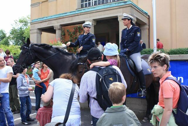 Berittene Polizei vor der Traumkirche