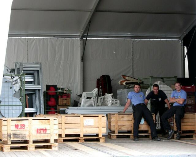 Polizisten beim Aufbau