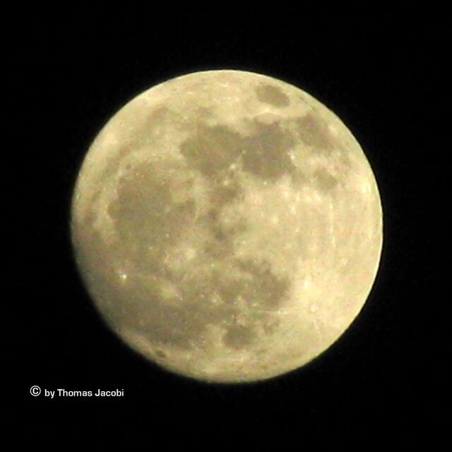 Ein weiterer Vergleich: Der Mond mit der Canon Powershot SX100 IS mit der gleichen Belichtungszeit...