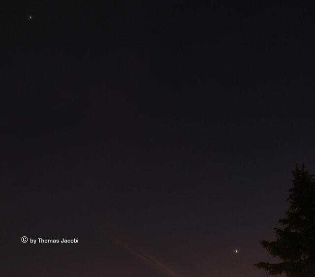 Das sind keine Sterne, sondern zwei Planeten. Ich gehe mal von Jupiter und Venus aus. Diese Aufnahme konnte ich noch mit der Pentax machen.