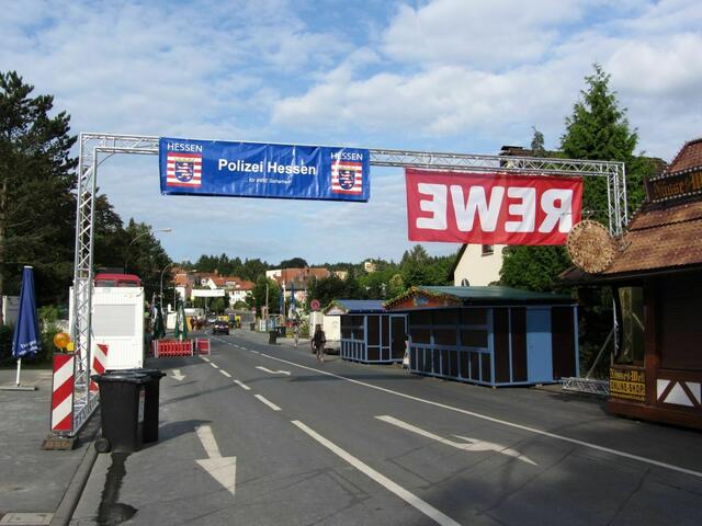 Hessentagsstraße mit Banner der Polizei