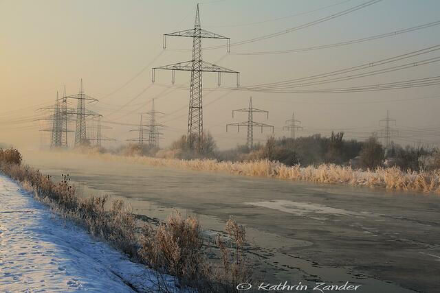 eisiger Dampf oberhalb des Kraftwerkes