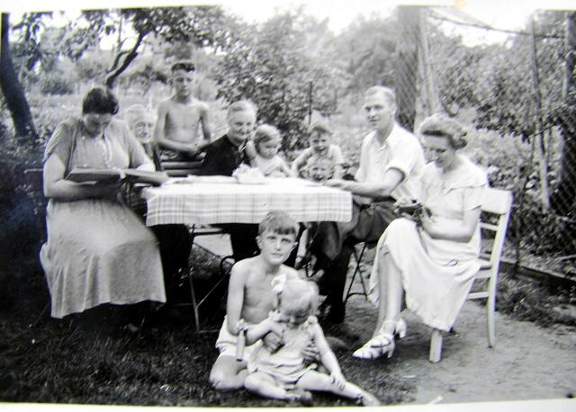 Familie Stephan mit Besuch im Garten