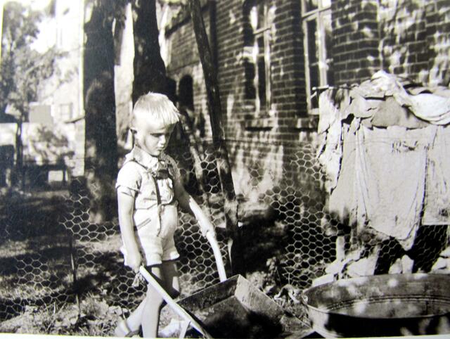 Adolf hinter dem Haus im Garten