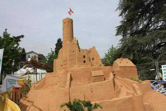 Eine Sandburg wirbt für Eppstein und den Campingplatz "Taunuscamp".