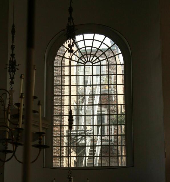 Hinterm Kirchenfenster gehts direkt nach oben - Boston, Sommer 2011