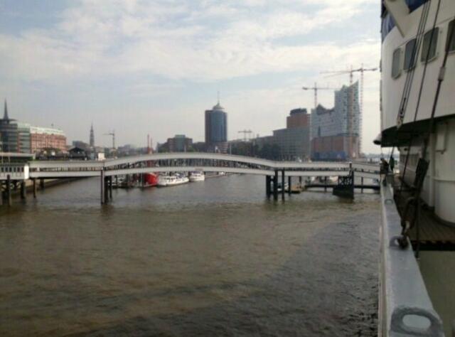 Blick vom Schiff aus zur "Überseebrücke" - dahinter die neue Hafencity mit dem Bau der "Elbphilharmonie"