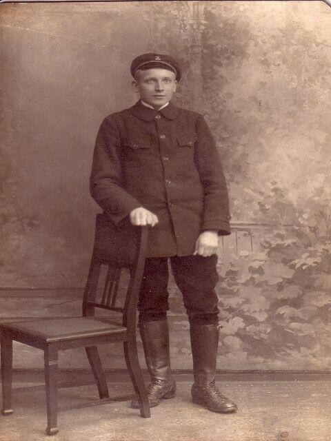 Heinrich Wettig als Landwirtschaftsschüler in Neustadt a. Rübenberge, im Winter besuchte er die Schule, von Frühling bis Herbst war er Eleve, dann später wurde er Gutsverwalter auf einem Gutshof in Isernhagen-Oberende.
