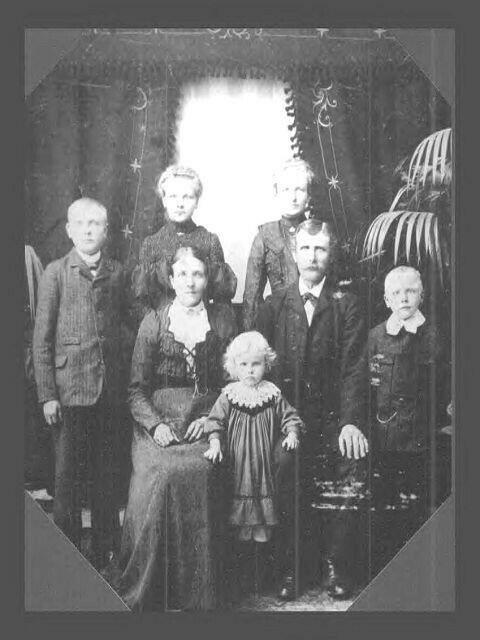 Hinten Erna und Ella, li. Wilhelm jun. die Eltern Emilie und Wilhelm Wettig, re. mein Vater Heinrich, vorn Else, ca. 1908. Die Tochter von Else Hachmeister, geb. Wettig, Anita Kleist wohnt heute noch in der Max-Planck-Str. in Otternhagen, gegenüber dem Hachmeister-Hof.