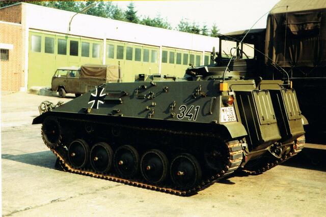 - und nocheinmal aus einer anderen Perspektive. Im Vordergrund ein gerade frisch restaurierter Hotchkiss Schützenpanzer