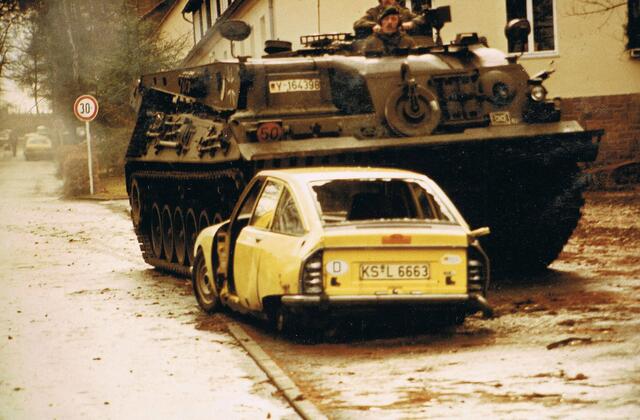 ...hier fand vor 30 Jahren eine Demonstration statt, die den geneigten Zuschauer die Gefahren eines Panzers im Straßenverkehr nahe bringen sollten - ... 1982