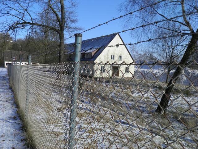 auch hier - der Zaun ist intakt, der militärische Sicherheitsbereich abgeschlossen, so scheint es...