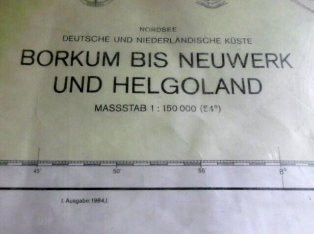 Ausliegende Seekarten im Kartenraum