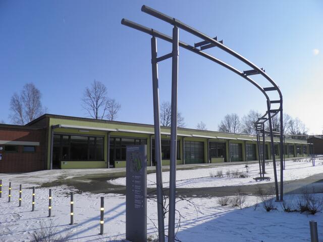 ...die ehemaligen Gebäude des Instandsetzungszuges der 1./62 - heute Berufschule...