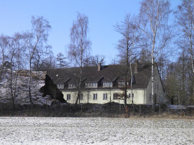 Haufenweise Holzschnitzel - Lagerplatz anstatt Soldaten