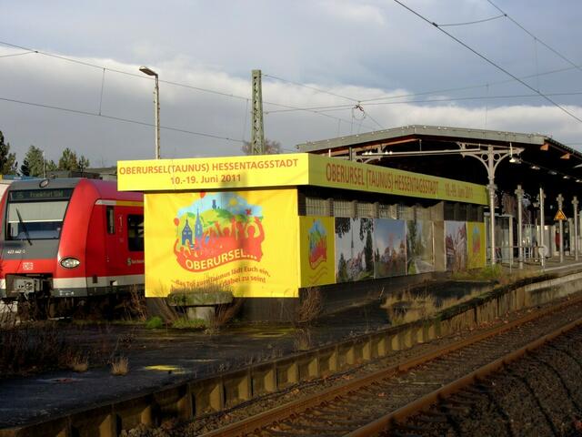 Am 8. Januar 2012 erinnert noch das nutzlos gewordene Treppenhaus zur ehemaligen Unterführung an den Hessentag 2011.