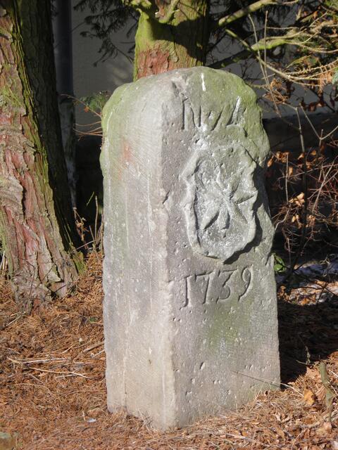 Grenzstein Nr. 74 der ehemaligen Landesgrenze zwischen den "Ämbtern Landau und Wolffhagen" aus dem Jahr 1739