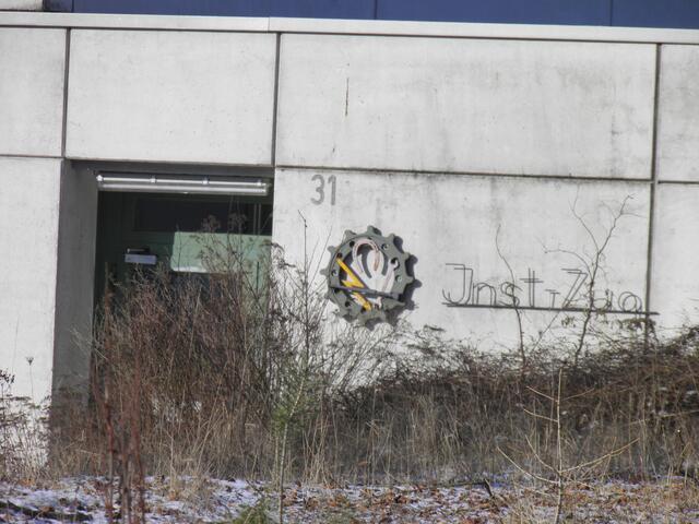 am Gebäude dahinter prangt noch das Zeichen der Kompanie - als Grundgestell dient der Antriebszahnkranz eines Leopard 1