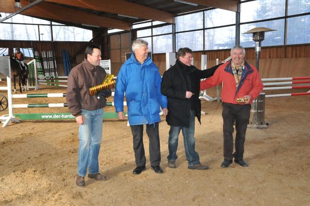 Dank an Veranstalter
Hinrich Kallis empfängt von Berward Engelke, Heiko Wahlers und Herbert Hausknecht (von links) den herzlichen Dank für die gastliche Aufnahme. | Foto: ® Rick Bilderdienst
