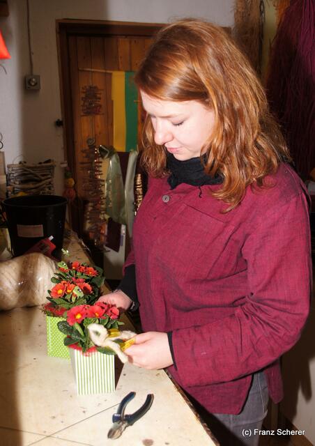 Valentinstag - Tag der Blumen, der kleinen Aufmerksamkeiten. Julia Hirschberger beim Gestalten von floralen Kunstwerken.