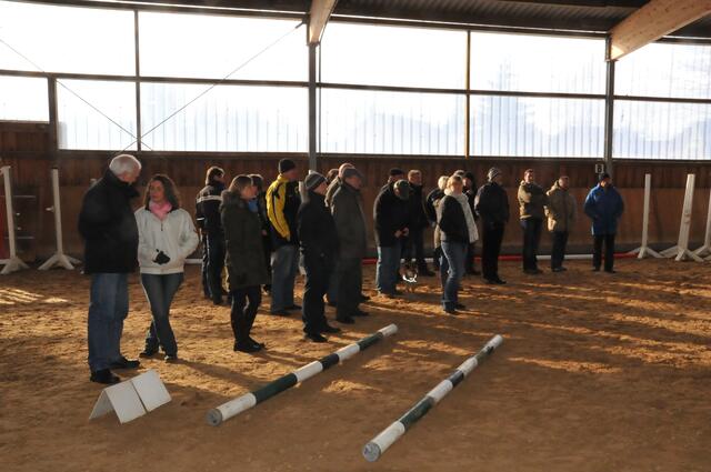 Praxis Musterparcours.
Nach der Theorie folgt die Praxis in der gut gekühlten Reithalle. | Foto: ® Rick Bilderdienst
