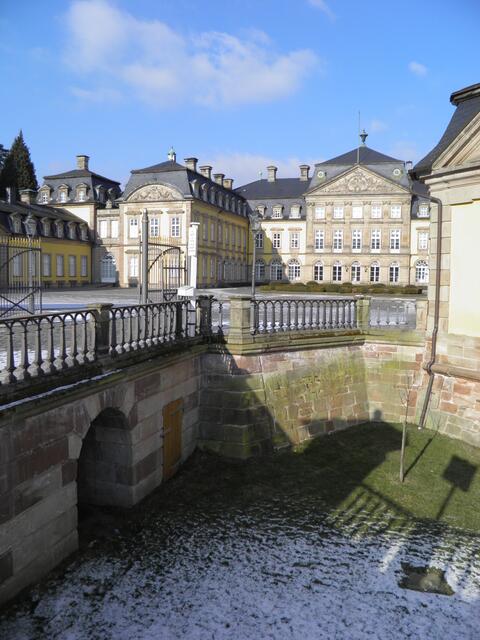 am Schloßgraben vorbei zum...
