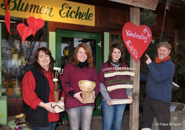 Valentinstag - Tag der Blumen und kleinen Aufmerksamkeiten. v.l.: Floristmeisterin Silvia Spallek, Floristin Julia Hirschberger, Azubi Verena Fehrer und Gärtnermeister Jakob Eichele
