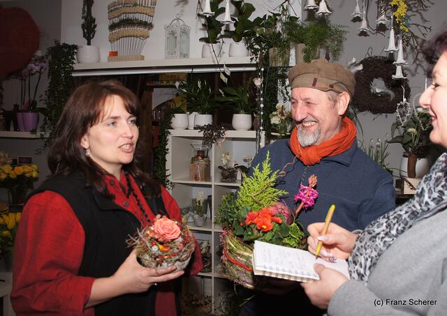 Valentinstag - Tag der Blumen undkleinen Aufmerksamkeiten. v.l.: Floristmeisterin Silvia Spallek und Gärtnermeister Jakob Eichele im Gespräch mit myheimat-Reporterin Sabina Scherer