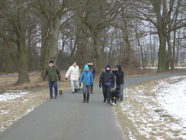 Die Nachhut unserer Winterwanderer mit Hunden und Bollerwagen.