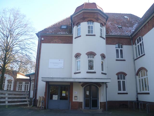 Der ehemalige Pavillon 9. Heute sind hier Bildungsräume der Volkshochschule Langenhagen eingerichtet (Bildungszentrum Eichenpark)
