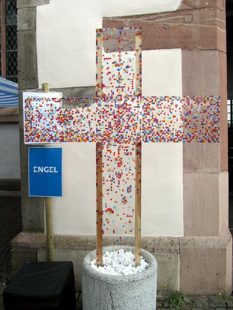 Kreuz zum Bekleben vor St. Ursula