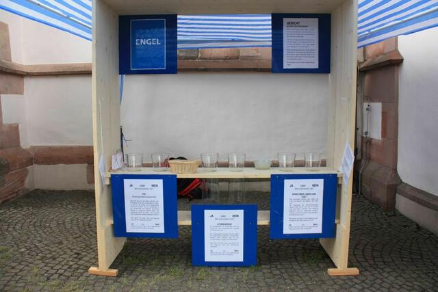 Zelt zum Thema Entscheiden vor der Kirche St. Ursula