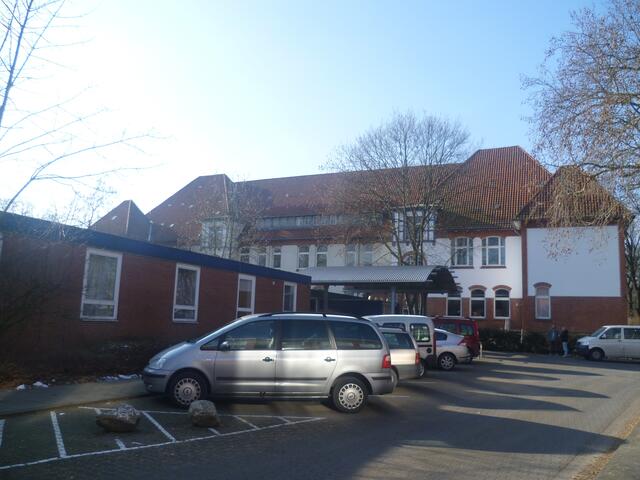 KRH Psychiatrie Straßenseite (Haupteingang) und...