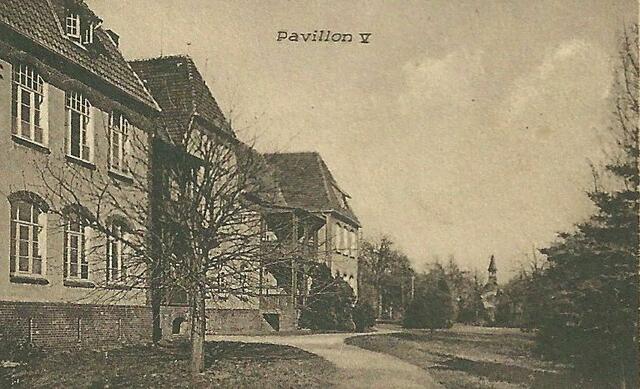 Alter Pavillon 5 mit der Kapelle im Hintergrund