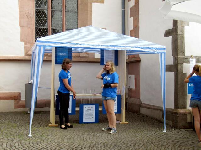 Zelt zum Thema Entscheiden vor der Kirche St. Ursula
