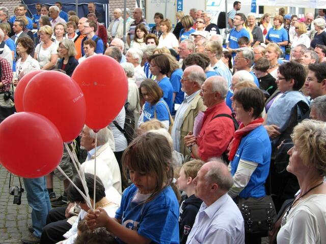 Besucher beim Eröffnungsgottesdienst