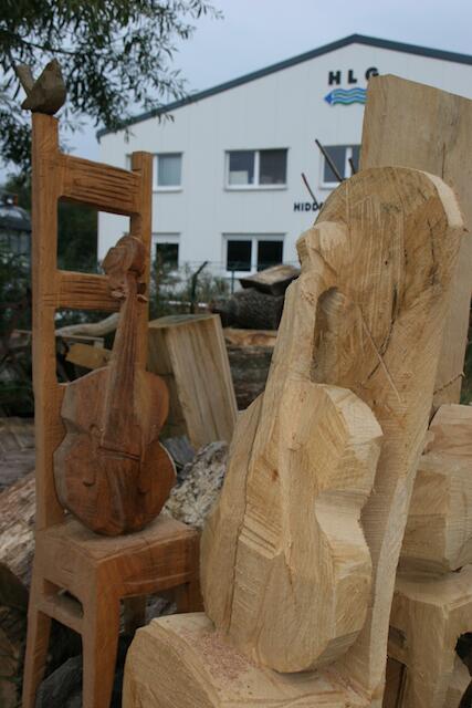 Gitarrenstühle, von dem Schnitz-Künstler Jo Harbort
auf der Insel Hiddensee